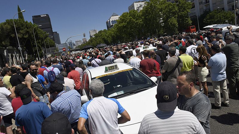 Fomento ofrece al sector de las VTC participar en el diálogo con los taxistas, que mantienen la huelga