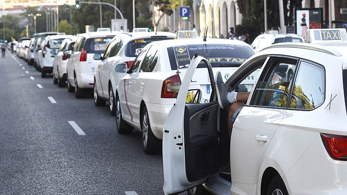 Telediario 1 - Los taxistas mantienen la huelga hasta este miércoles al menos, mientras Fomente ofrece diálogo al sector de las VTC