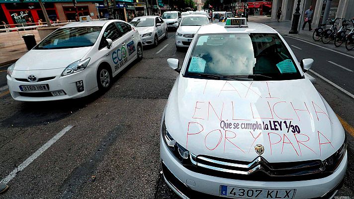 Telediario 1 - Los taxistas siguen en huelga en toda España