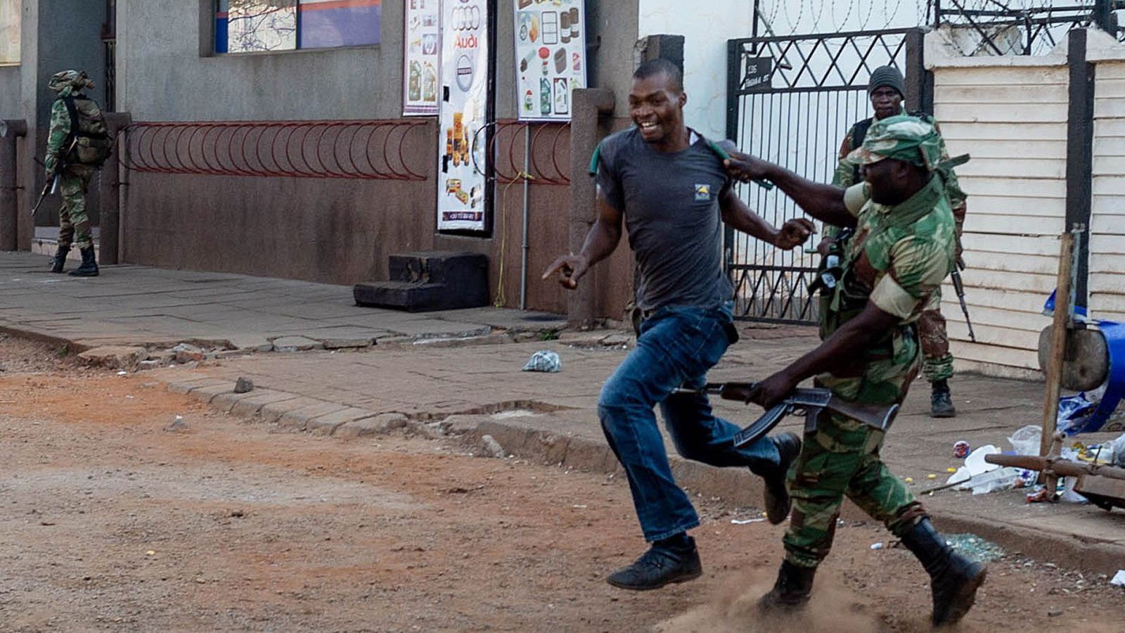 Disturbios en Zimbabue tras el anuncio oficial de los resultados electorales - Informativo 24h | Ver