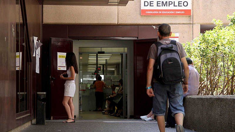 El paro baja en julio en 27.000 personas, la cifra más baja desde diciembre de 2008