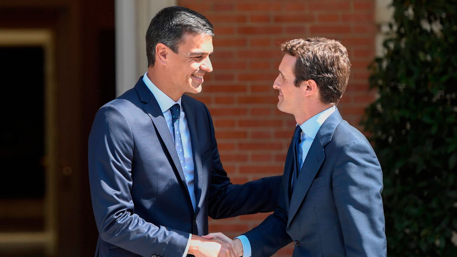 Recibimiento de Pedro Sánchez a Pablo Casado en la Moncloa