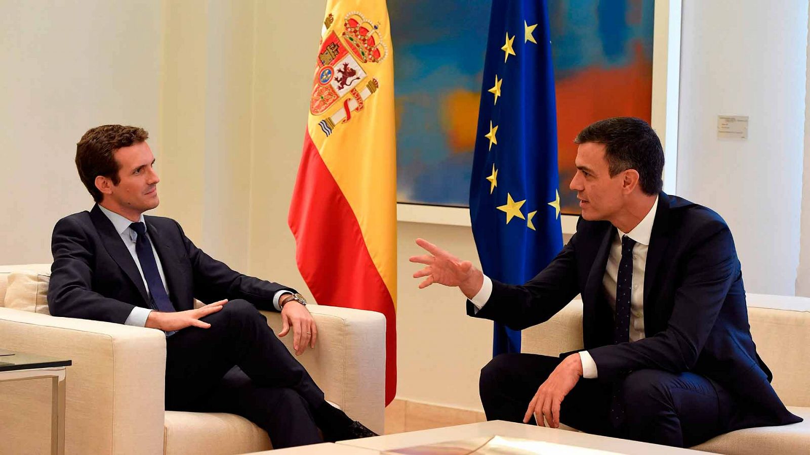 Sánchez y Casado mantienen su primer encuentro oficial en Moncloa