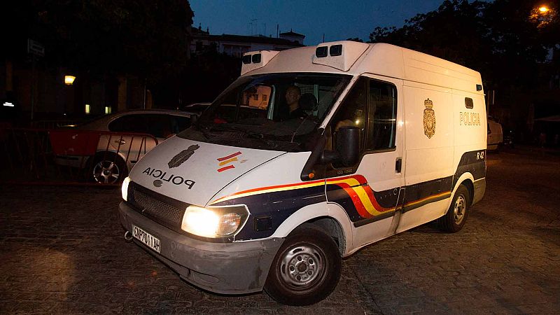 El titular del juzgado número 16 de Sevilla, Juan Gutiérrez Casillas, ha decretado prisión provisional sin fianza para Ángel Boza, miembro de 'La Manada' detenido el pasado miércoles tras intentar, supuestamente, robar unas gafas de sol en un centro 