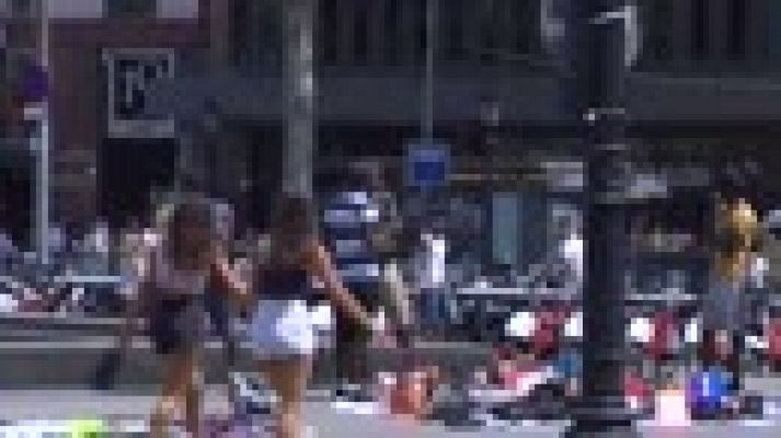 Los mossos investigan la agresión de unos manteros a un turista norteamericano en Barcelona