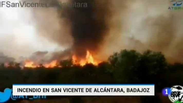 Intentan controlar el fuego en San Vicente de Alcántara, en Badajoz