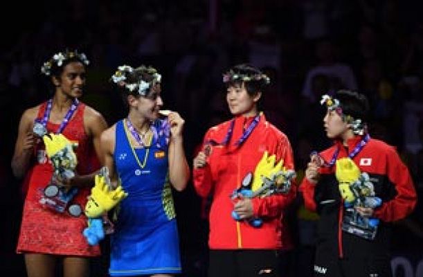 Carolina Marín recibe su tercera medalla de oro mundial