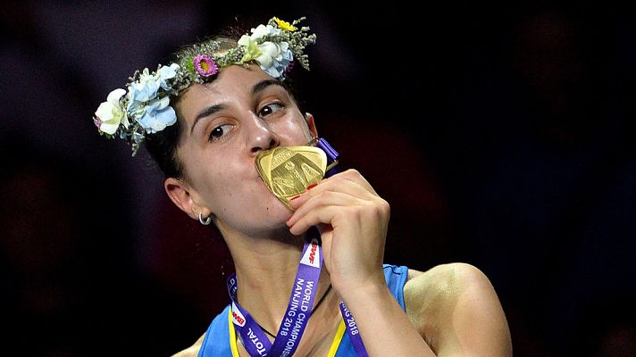 Telediario 1 - Carolina Marín aplasta a Sindhu para levantar una histórica 'tricorona' mundial