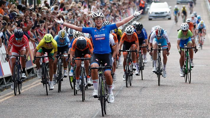 La italiana Marta Bastianelli gana el oro en la prueba de ciclismo en ruta en los European Championships.