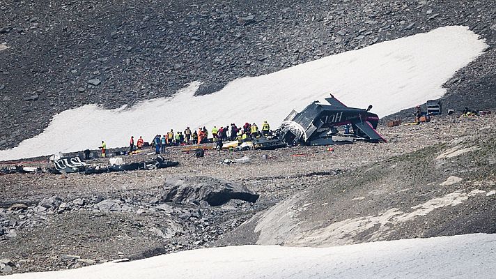 20 muertos al estrellarse un avión militar antiguo en Suiza