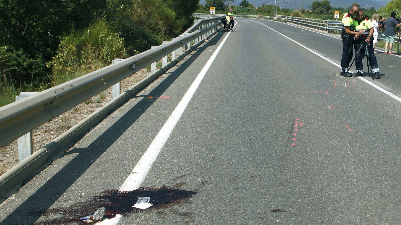 Telediario 1: Dos ciclistas mueren al ser arrollados por un coche mientras circulaban por la carretera T-310 en Tarragona | RTVE Play