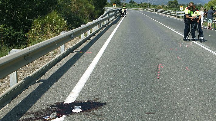 Telediario 1 - Dos ciclistas mueren al ser arrollados por un coche mientras circulaban por la carretera T-310 en Tarragona