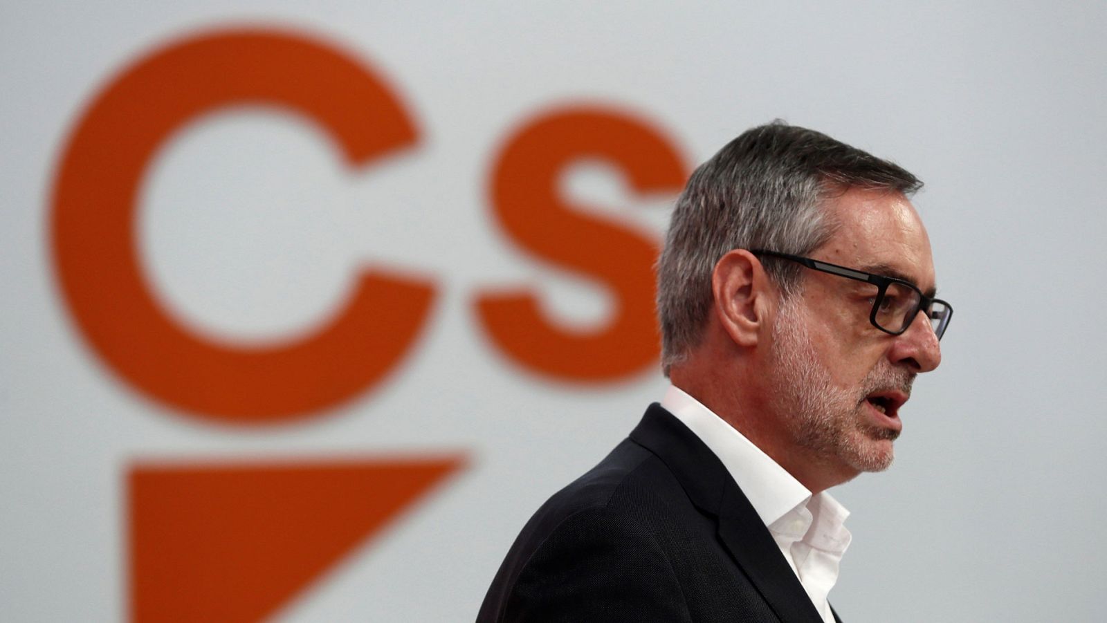 El PSOE asegura que Casado no puede liderar un PP "ejemplar" y Cs carga contra los aforamientos