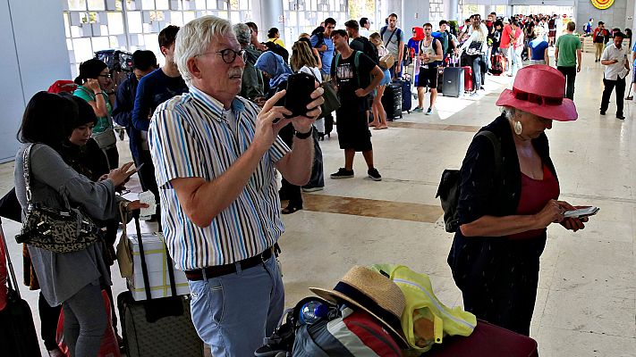 Telediario 1 - Unos 200 turistas españoles aguardan en el aeropuerto de Lombok para salir de la isla tras el terremoto