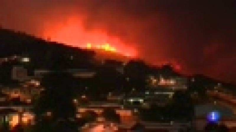 El calor y el viento complican el incendio en el Algarve portugués