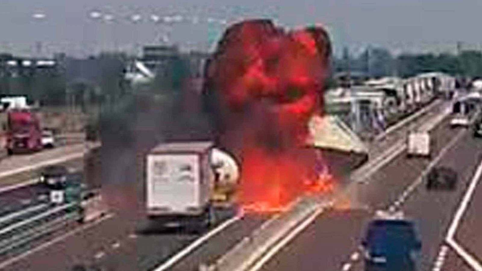 Italia | Al menos un muerto al explotar un camión cisterna en Bolonia