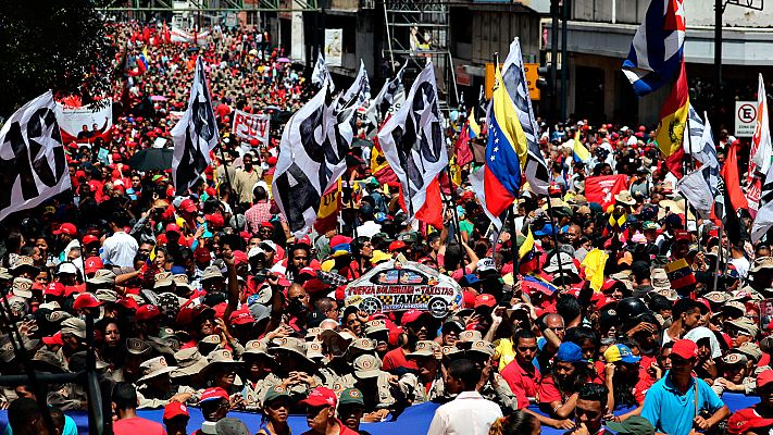 Miles de chavistas marchan por Caracas en apoyo de Maduro tras el ataque con un dron