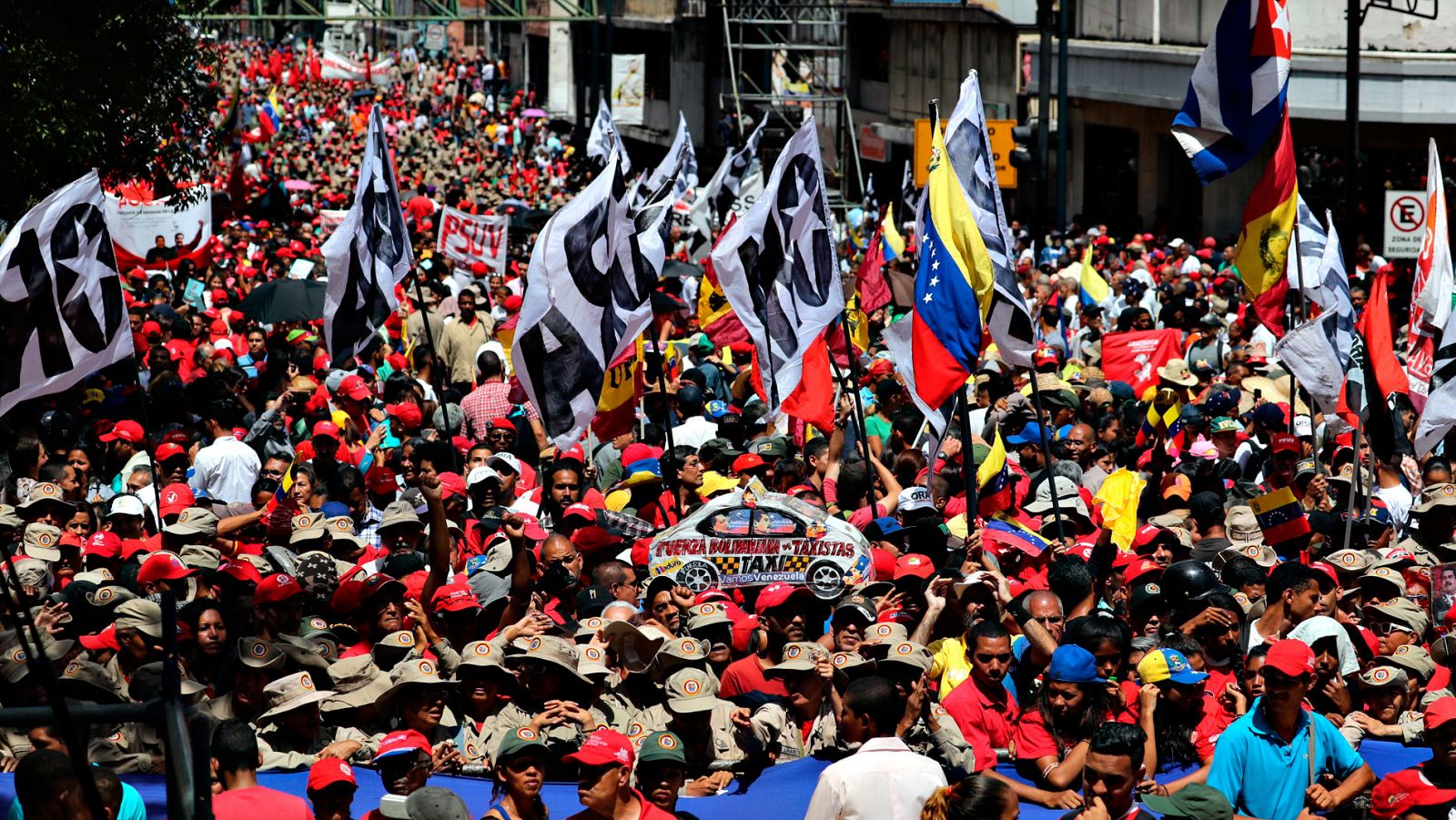 Miles de chavistas marchan por Caracas en apoyo de Maduro tras el ataque con un dron