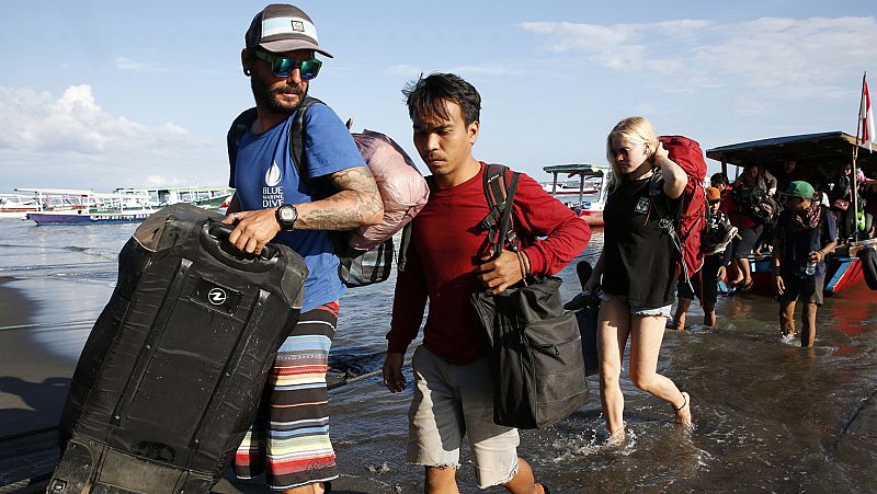 Turistas españoles atrapados por el terremoto: "La evacuación es lenta y confusa"