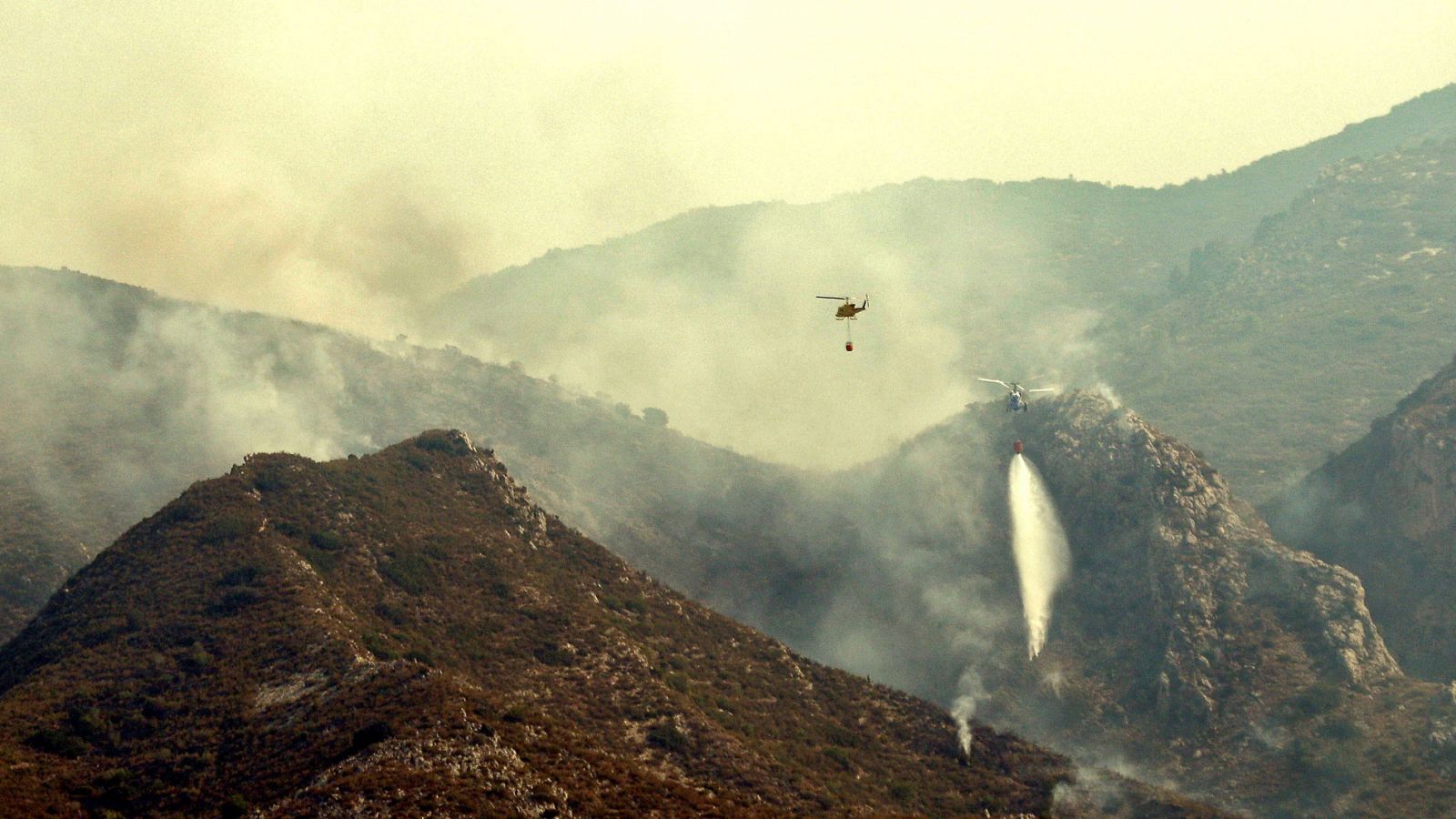 El incendio forestal de Llutxent (Valencia) afecta ya a 1.500 hectáreas y todo apunta a que el origen del fuego fue un rayo.