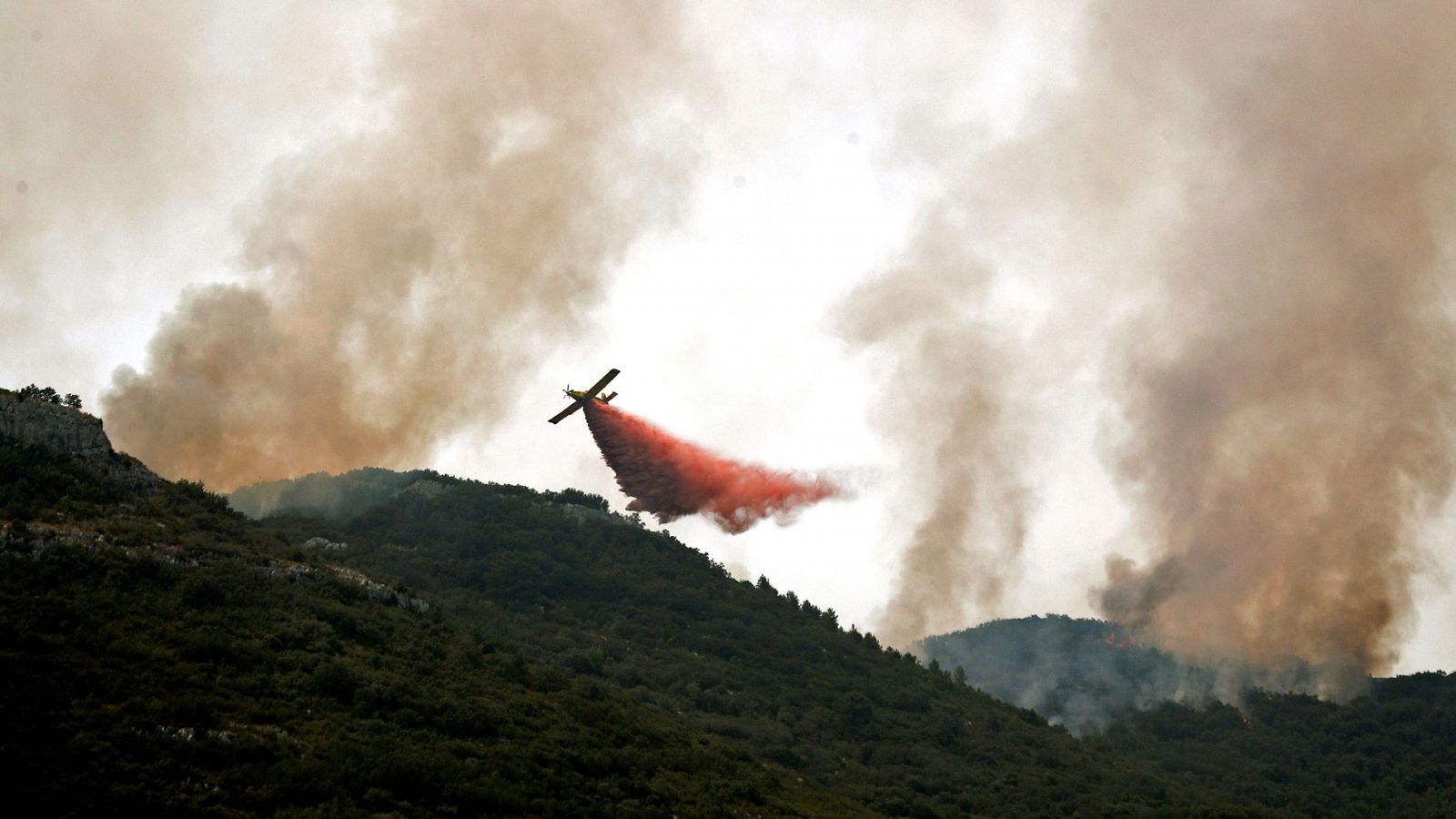 Más de 600 militares, bomberos y agentes forestales participan en las tareas de extinción del incendio de Llutxent (Valencia).