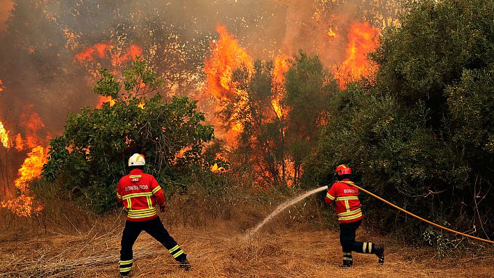 Telediario 1 - Las fuertes rachas de viento propagan el incendio que devora una zona montañosa del Algarve, en Portugal