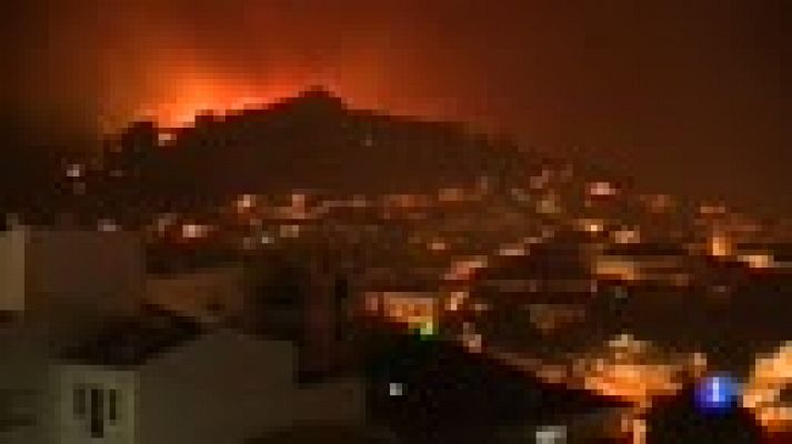 Las fuertes rachas de viento propagan el incendio que devora una zona montañosa del Algarve, en Portugal