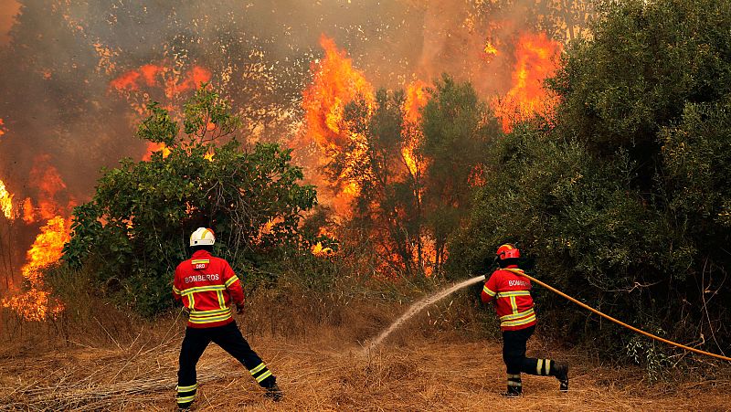 Las fuertes rachas de viento propagan el incendio que devora una zona montañosa del Algarve, en Portugal