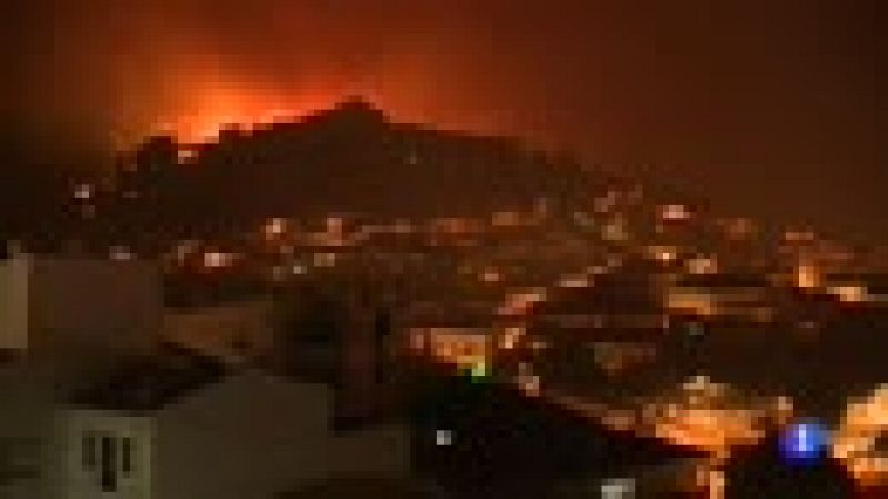 Las fuertes rachas de viento propagan el incendio que devora una zona montañosa del Algarve, en Portugal