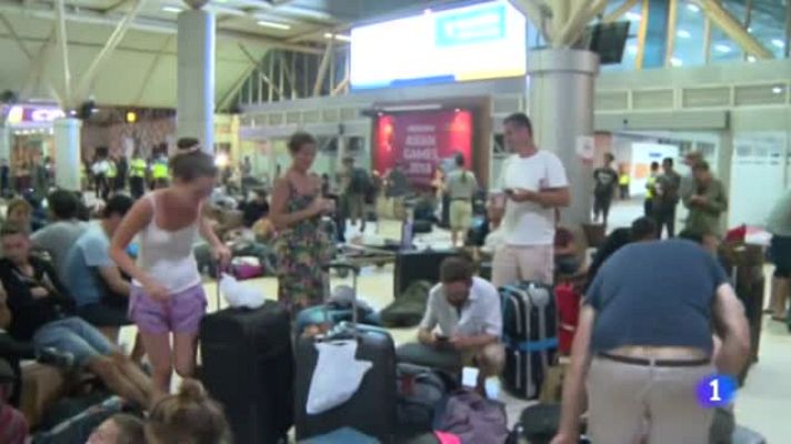 Telediario 1 - Los españoles siguen tratando de salir de las islas afectadas por el terremoto de Indonesia: "No sabemos cuando nos van a evacuar"