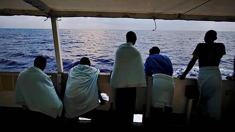 El barco de Open Arms con 87 migrantes a bordo ya navega rumbo a Algeciras