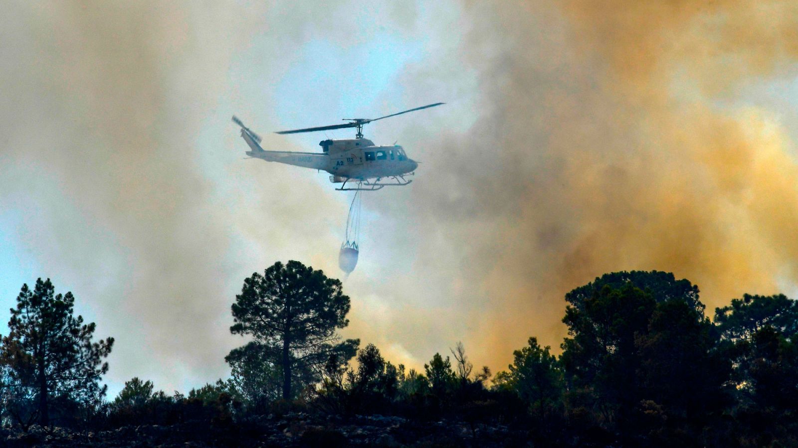 El incendio de Llutxent (Valencia) obliga a desalojar a los vecinos de Pinet, que se suman a los 2.500 de otras poblaciones cercanas