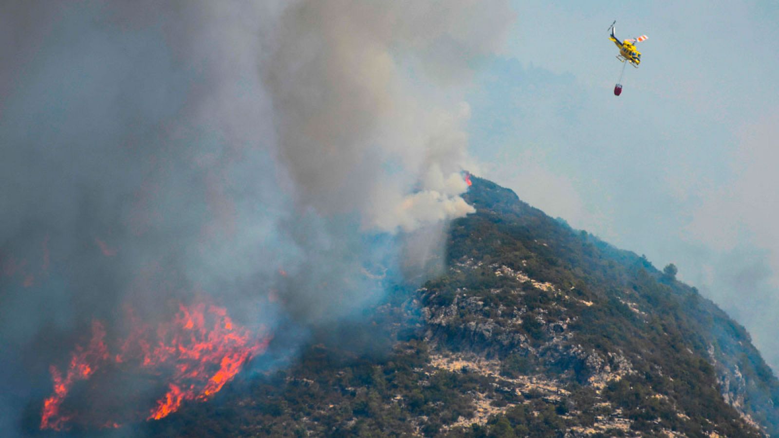 El incendio de Llutxent ya ha arrasado 2.600 hectáreas y ha afectado a una veintena de casas de Gandía