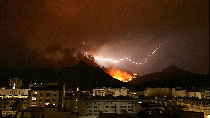 El incendio de Llutxent ya ha arrasado 2.600 hectáreas y ha afectado a una veintena de casas de Gandía