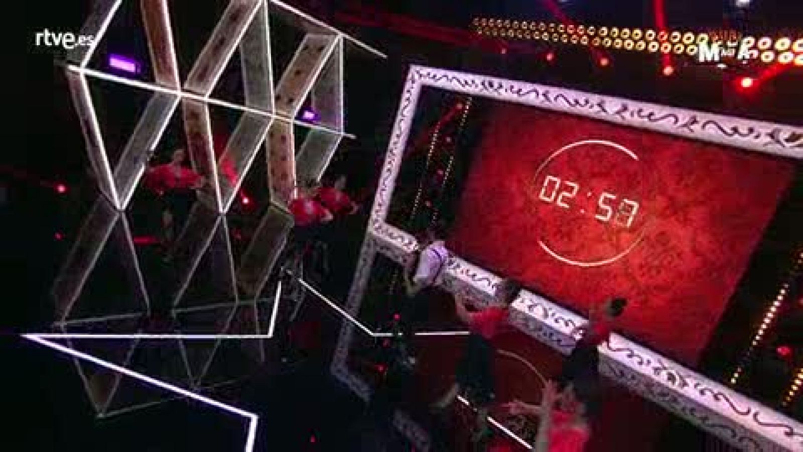 Gisell a ritmo de sus aros chinos