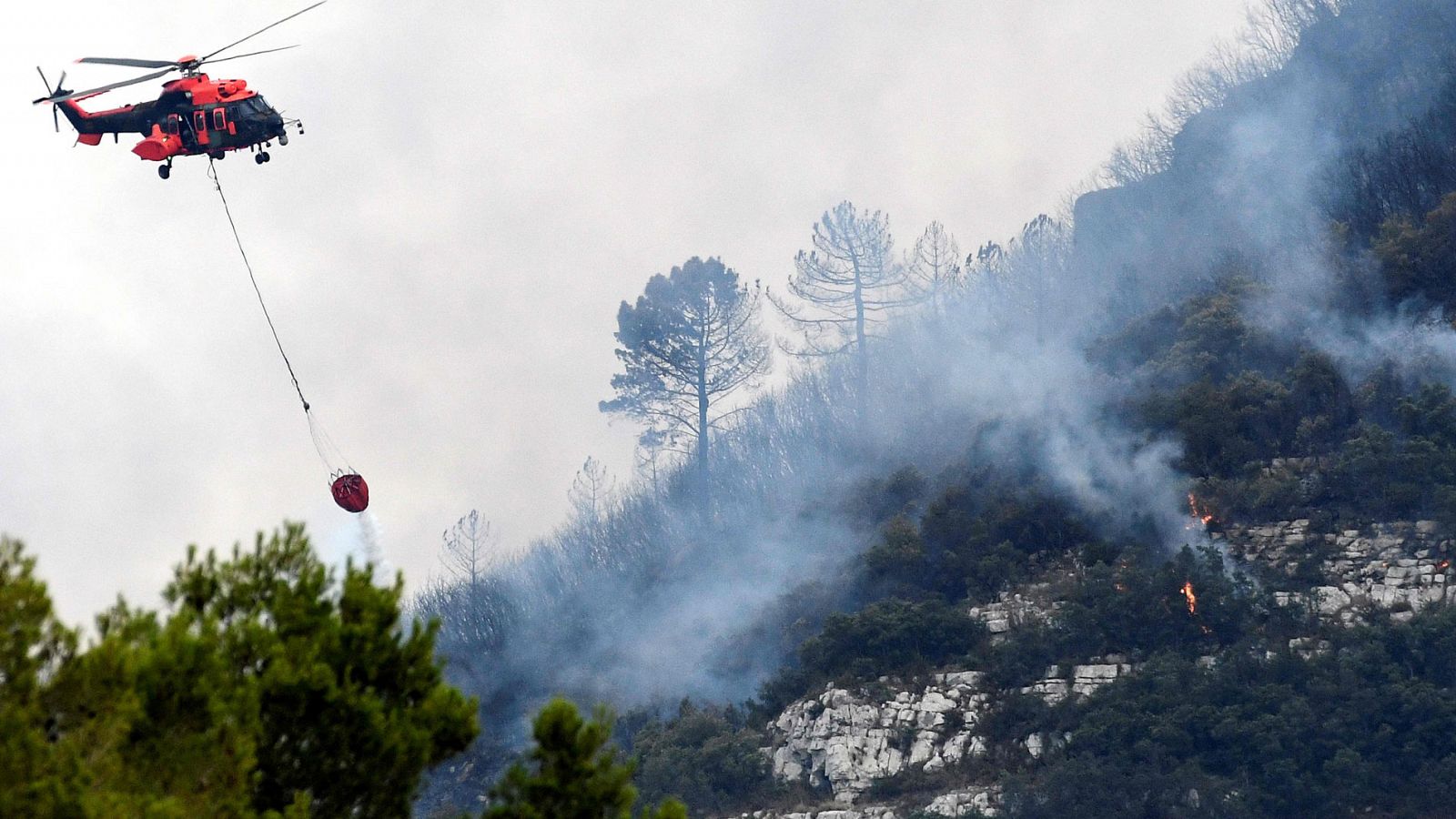 Avanza sin control el fuego desatado en Llutxent (Valencia): ya son 2.800 hectáreas arrasadas y 2.600 desalojados