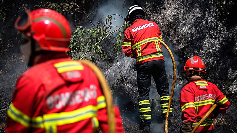 Las llamas siguen avanzando en el Algarve tras seis días de incendio