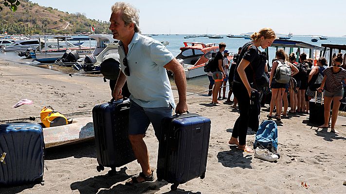 Telediario 1 - La mayoría de turistas ya han salido de Lombok tras el terremoto, incluidos 340 españoles
