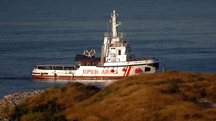 El buque 'Open Arms' llega a la Bahia de Algeciras con 87 inmigrantes a bordo