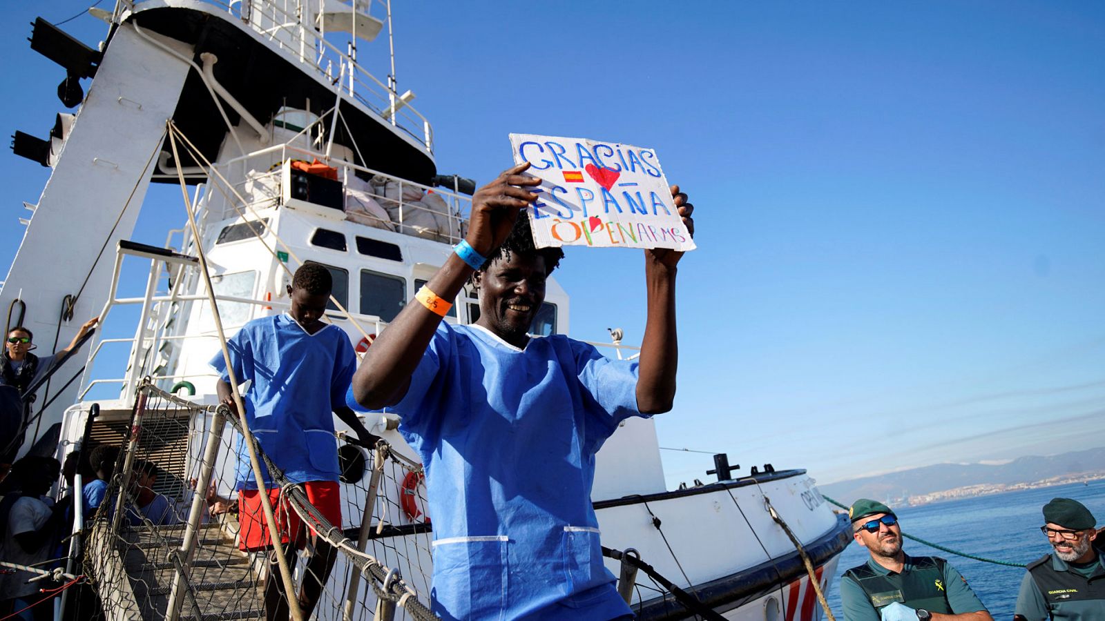 El buque 'Open Arms' llega al puerto de Algeciras con 87 migrantes, 12 de ellos menores