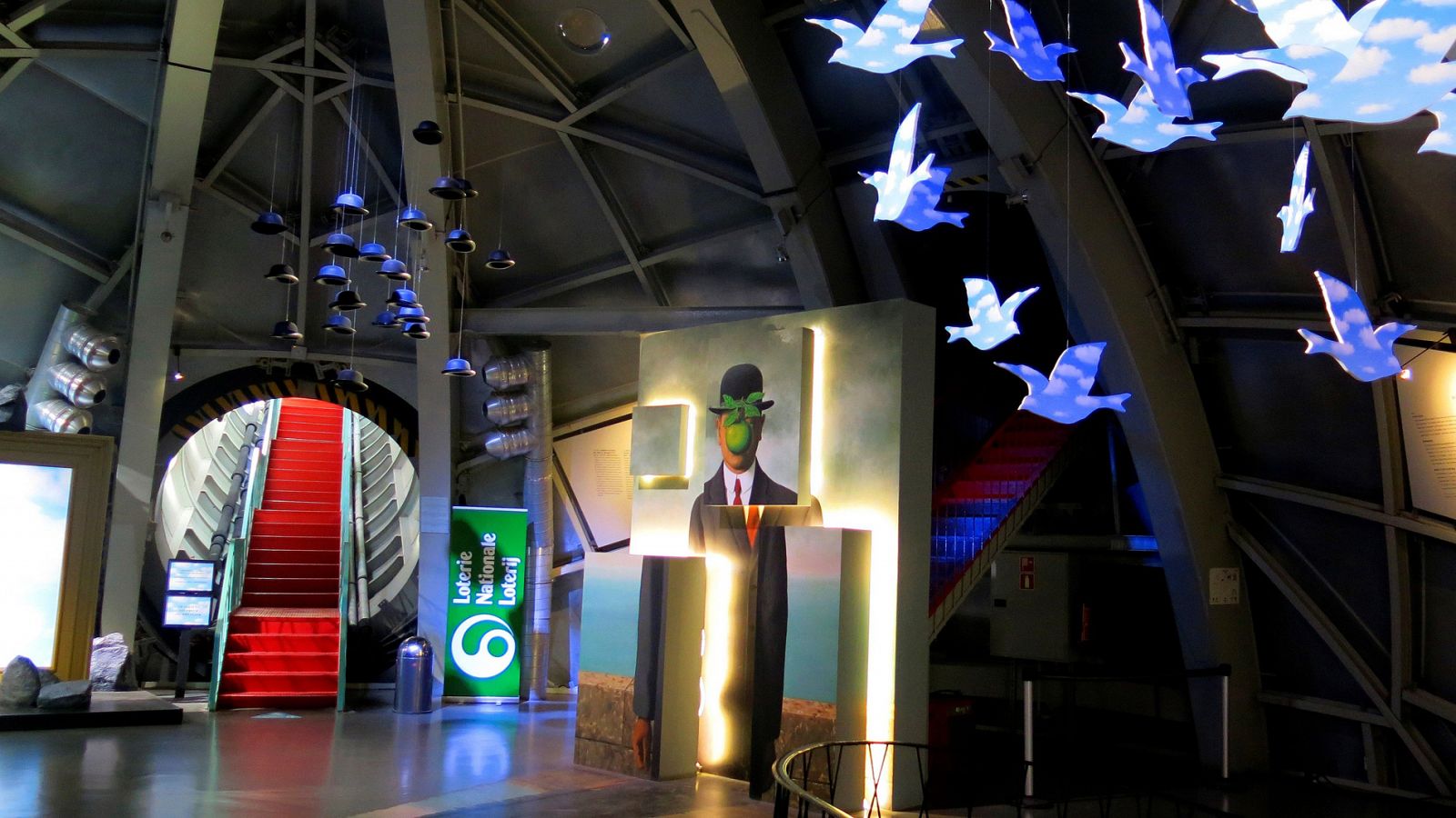 Telediario 1: El Atomium de Bruselas se viste de gala por su 60º aniversario | RTVE Play