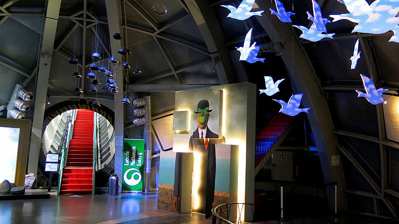 Es el símbolo de Bruselas cumple 60 años. Hablamos del Atomium. Se construyó para la Exposición Universal de la capital belga de 1958 y aunque iba a ser un pabellón temporal, ha sobrevivido al tiempo. Entre las muestras que exhibe, la del pintor René