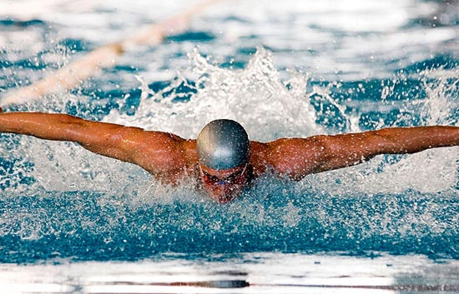 El joven nadador cordobés Rafael Muñoz fue la sensación de los campeonatos nacionales de natación, con récord europeo en 100m mariposa y el récord mundial de 50m conseguido en el mismo fin de semana.