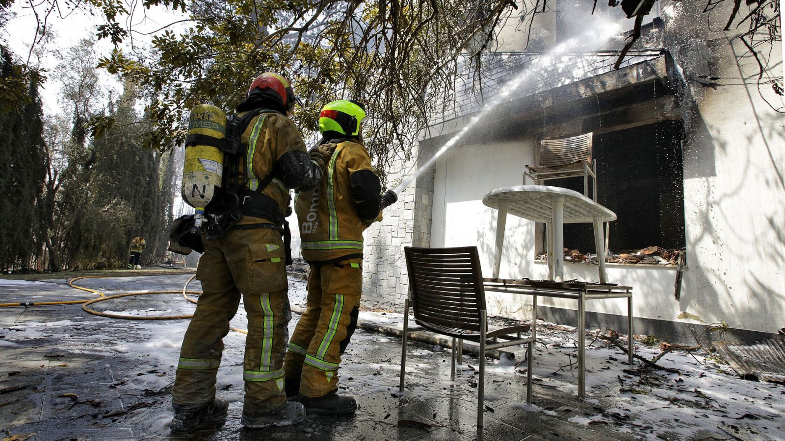 El incendio de Llutxent deja a cientos de vecinos sin agua ni luz