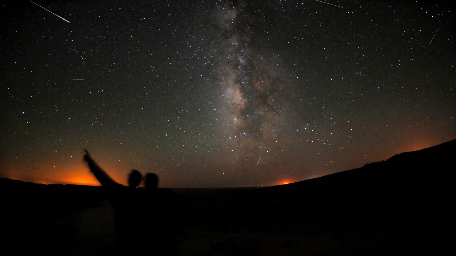 La Luna, que será nueva este sábado, facilitará la observación de las Perseidas en su momento de mayor apogeo, previsto para la noche del 12 al 13 de agosto, según datos del Instituto Geográfico Nacional. [Sigue la lluvia de Perseidas en directo, en