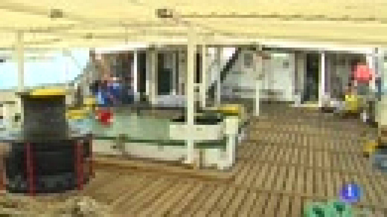 La tripulación del Open Arms pone a punto el barco para regresar al mar