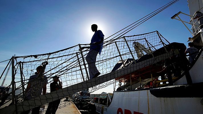 Telediario 1 - La tripulación del Open Arms pone a punto el barco para regresar al mar