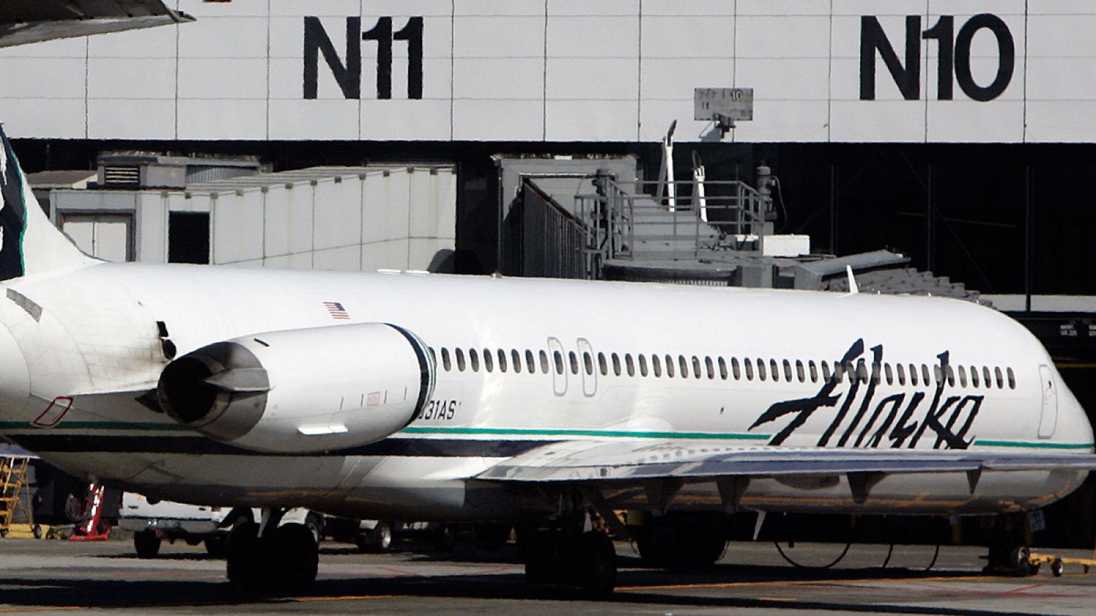 Un trabajador de una aerolínea en EE.UU. roba un avión del aeropuerto de Seattle y se estrella poco después