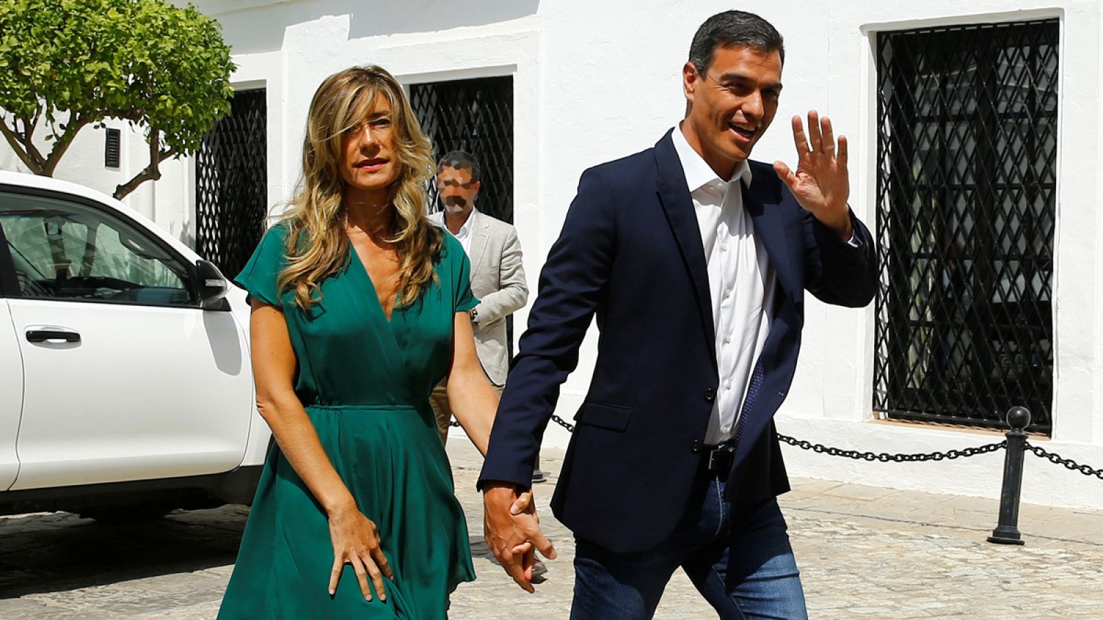 Abucheos a Pedro Sánchez a su llegada al Palacio de los Guzmanes