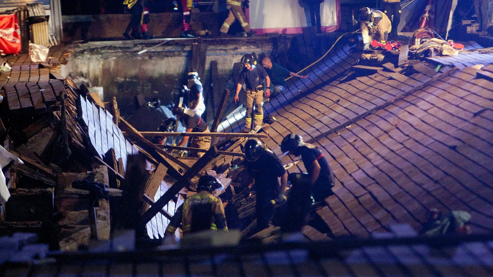 Informativo 24h: Más de 300 heridos, 5 de ellos graves, al derrumbarse un muelle de madera durante un concierto en Vigo | RTVE Play